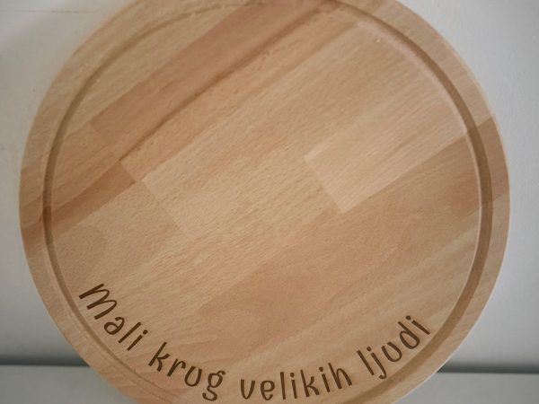 Gravirana daska i čaše